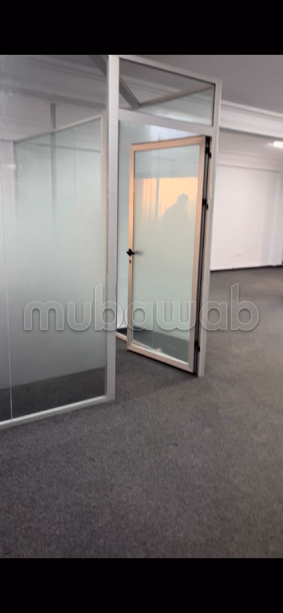 عقارت تجارية للكراء بوسط المدينة. المساحة الإجمالية 142 م². مع مصعد وشرفة.