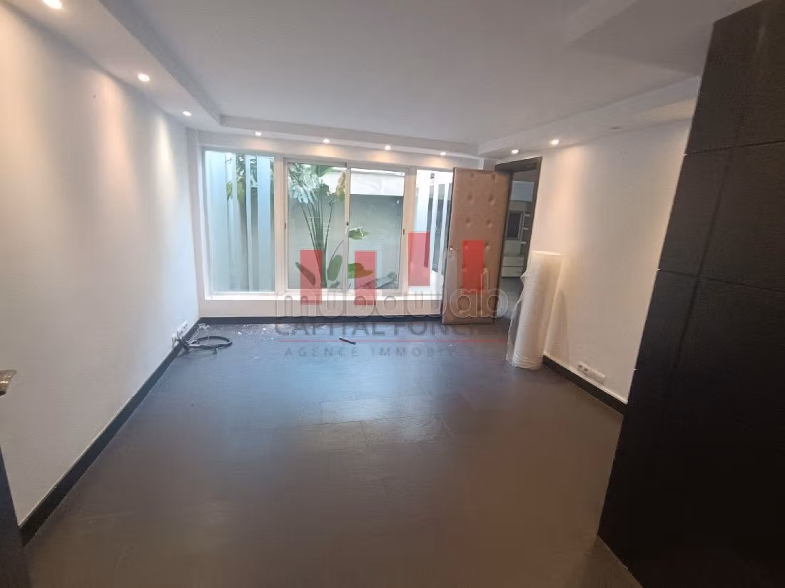 Ufficio disponibile in affitto. Superficie di 351 m²