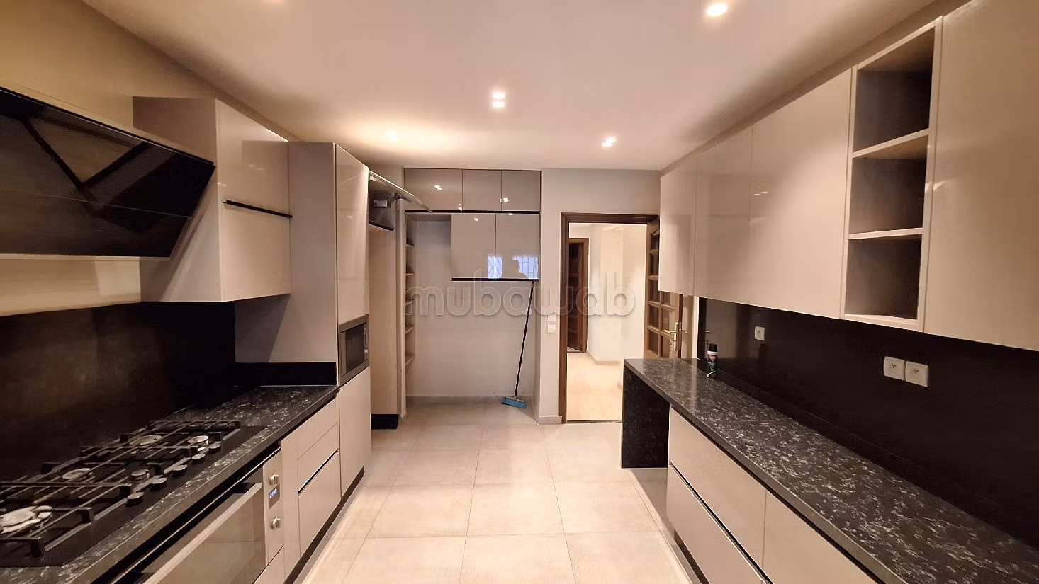 Piso en venta en Racine. 4 habitaciones. Salón tradicional. 