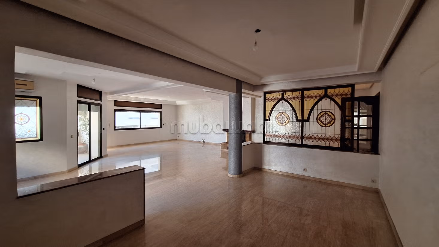 Piso en venta en Racine. 4 habitaciones. Salón tradicional. 