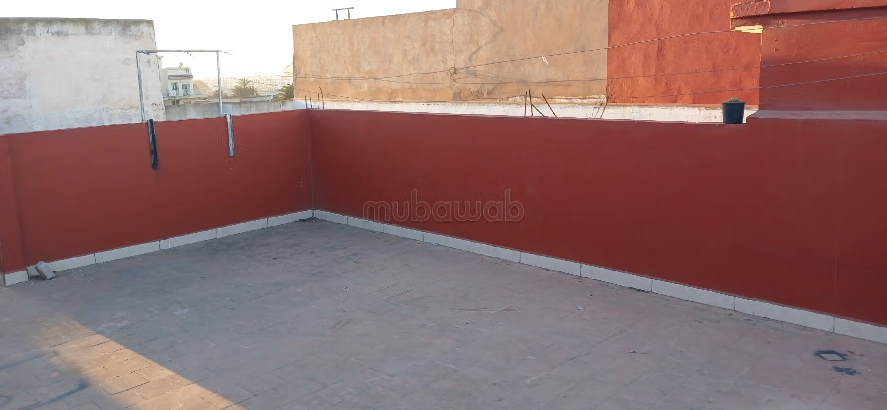 شقة رائعة للبيع ببوسكورة. المساحة الكلية 70 م². صالة مغربية وصحن فضائي. 