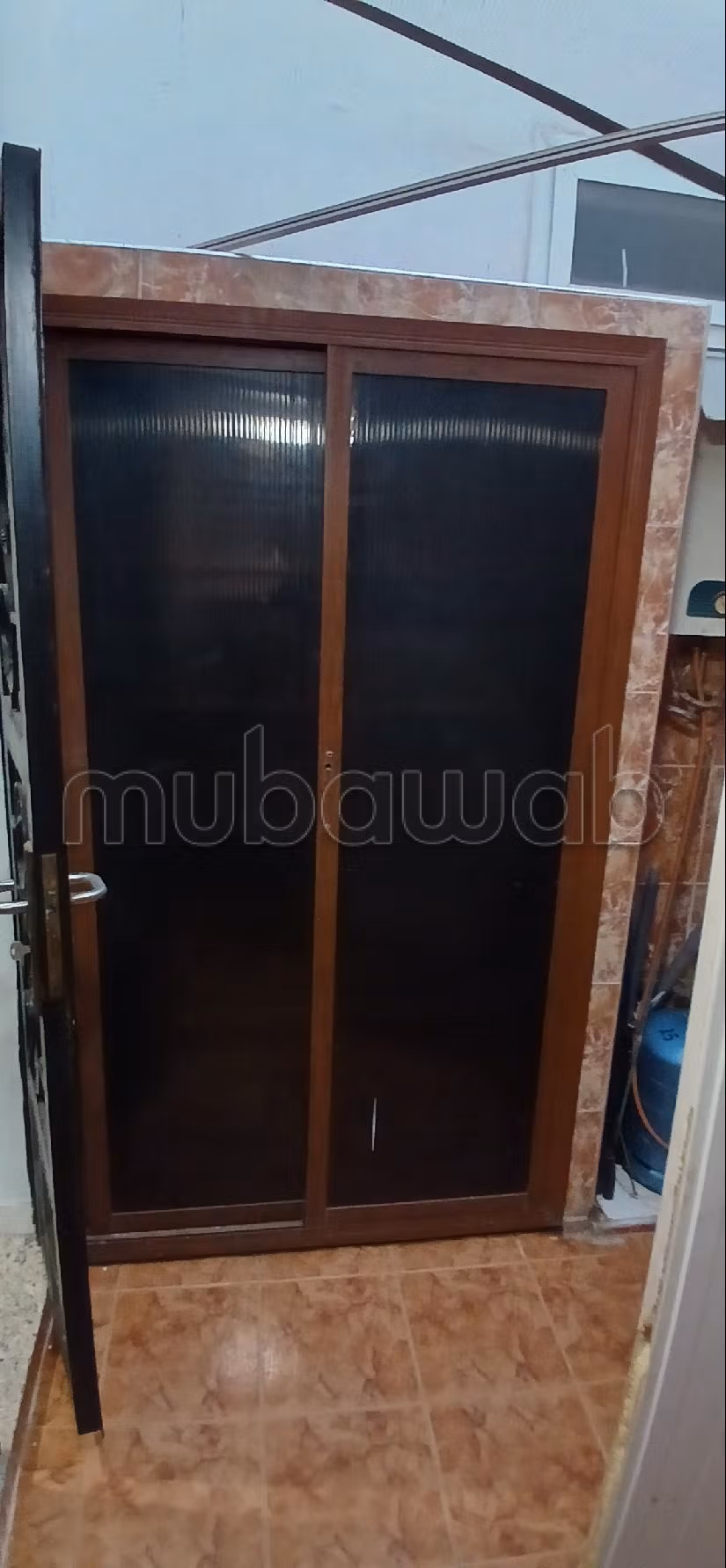 شقة رائعة للبيع ببوسكورة. المساحة الكلية 70 م². صالة مغربية وصحن فضائي. 