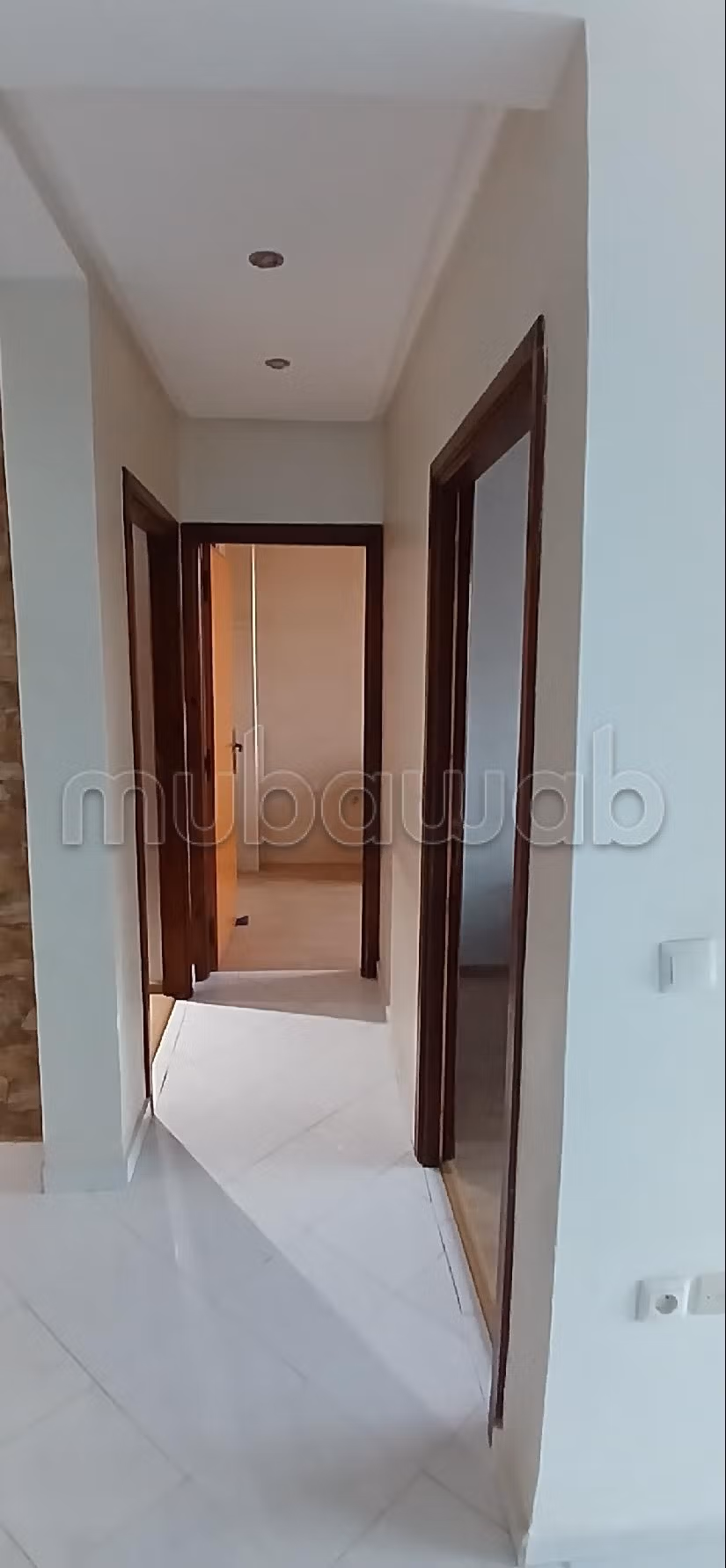 شقة رائعة للبيع ببوسكورة. المساحة الكلية 70 م². صالة مغربية وصحن فضائي. 