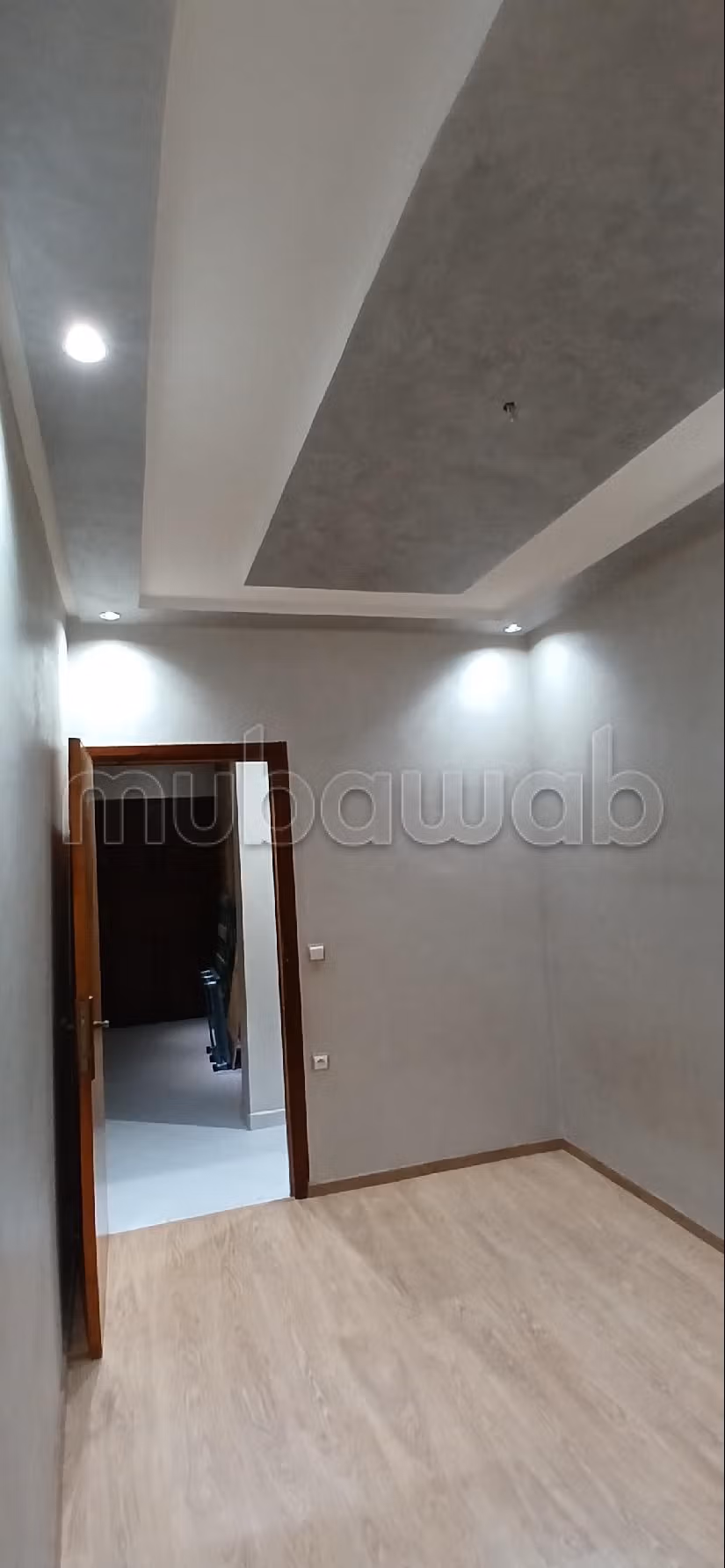 شقة رائعة للبيع ببوسكورة. المساحة الكلية 70 م². صالة مغربية وصحن فضائي. 