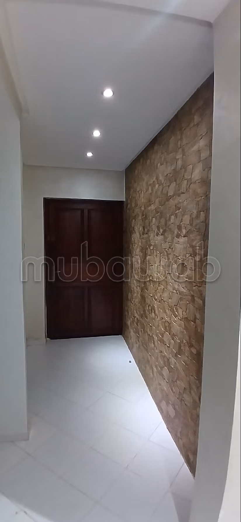 شقة رائعة للبيع ببوسكورة. المساحة الكلية 70 م². صالة مغربية وصحن فضائي. 