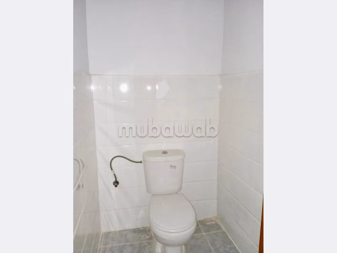 Piso en venta en CGI. Pequeña superficie 86 m². Ventanas con doble acristalamiento y puerta blindada