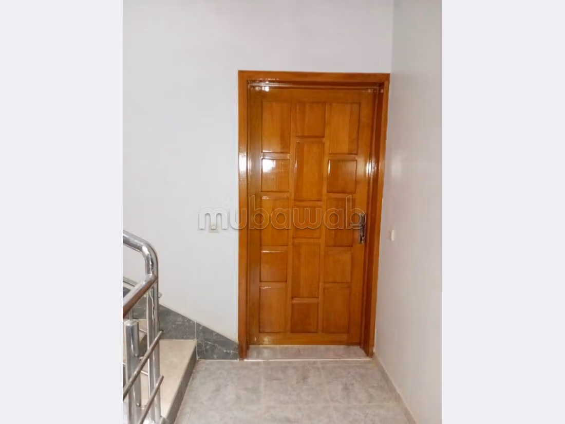 Piso en venta en CGI. Pequeña superficie 86 m². Ventanas con doble acristalamiento y puerta blindada