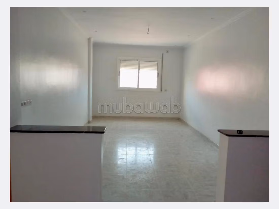 Piso en venta en CGI. Pequeña superficie 86 m². Ventanas con doble acristalamiento y puerta blindada