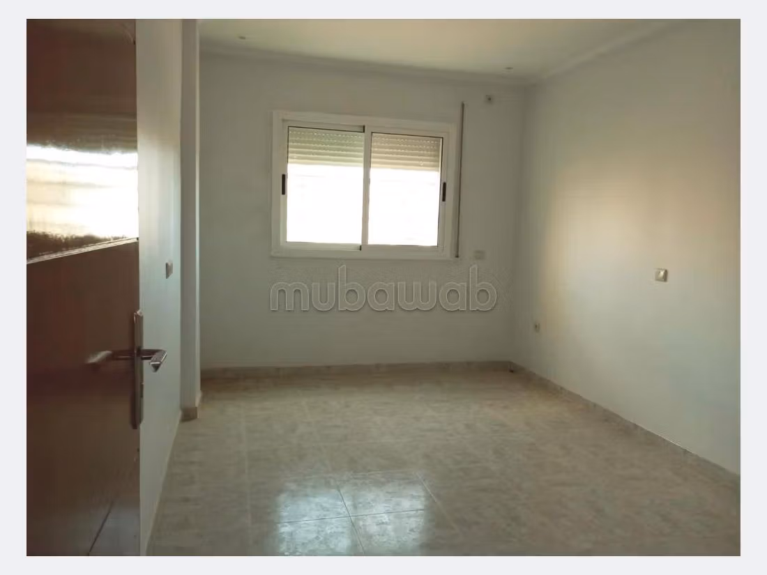 Piso en venta en CGI. Pequeña superficie 86 m². Ventanas con doble acristalamiento y puerta blindada