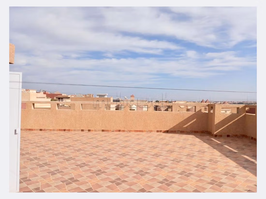 Piso en venta en CGI. Pequeña superficie 86 m². Ventanas con doble acristalamiento y puerta blindada