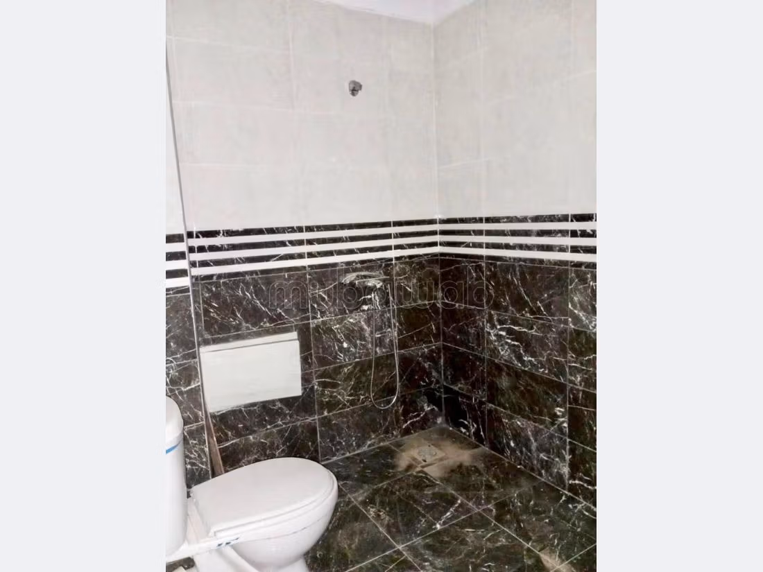 Piso en venta en CGI. Pequeña superficie 86 m². Ventanas con doble acristalamiento y puerta blindada