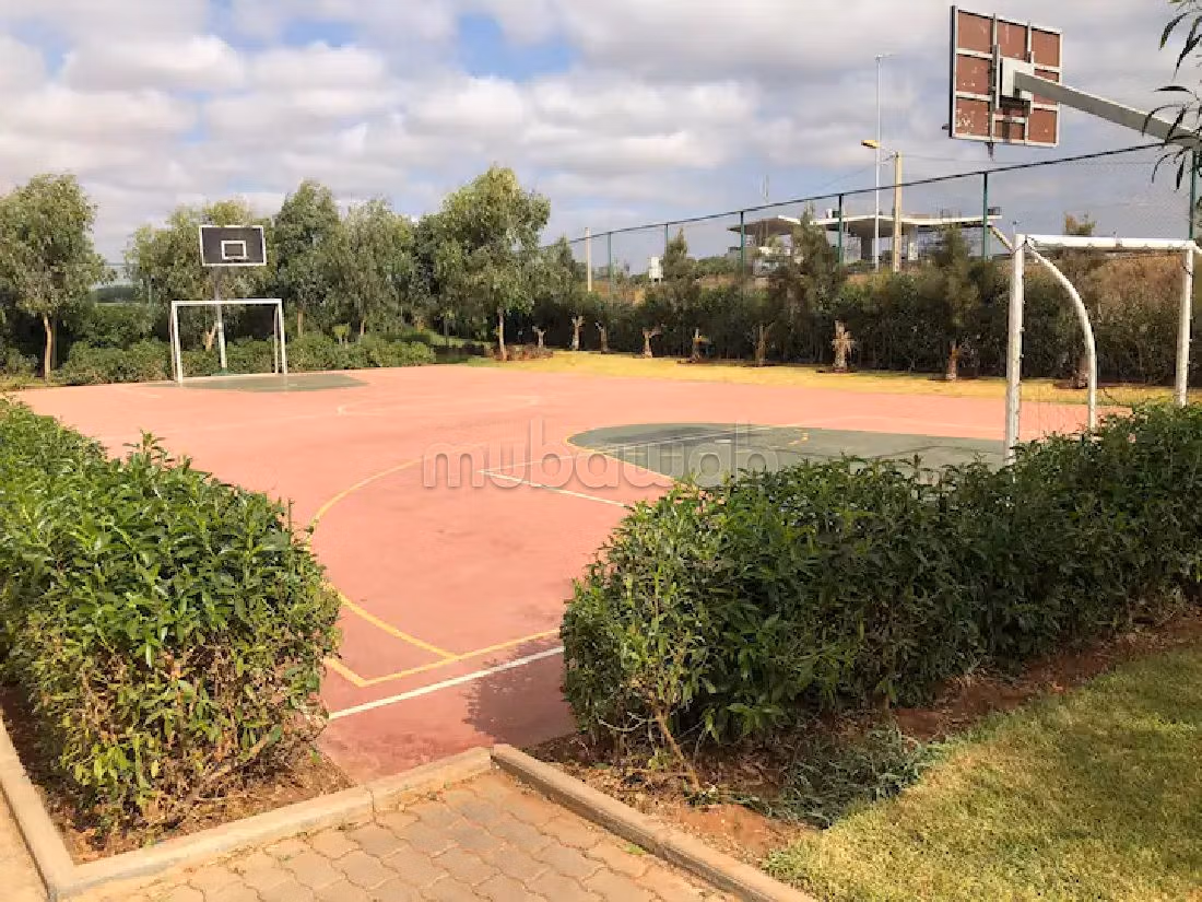 Huurappartementen beschikbaar in La Siesta. Totale oppervlakte 40 m². Met lift en tuin.
