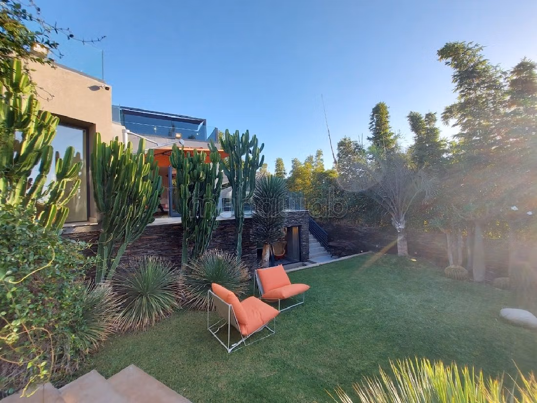 Esplendida villa en venta en La Siesta. Superficie de 700 m². Bien amueblado