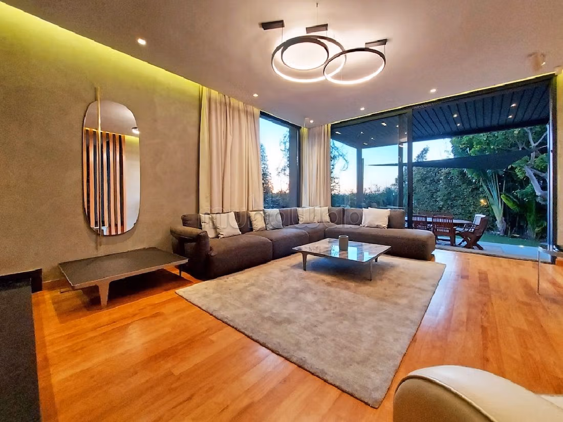Esplendida villa en venta en La Siesta. Superficie de 700 m². Bien amueblado