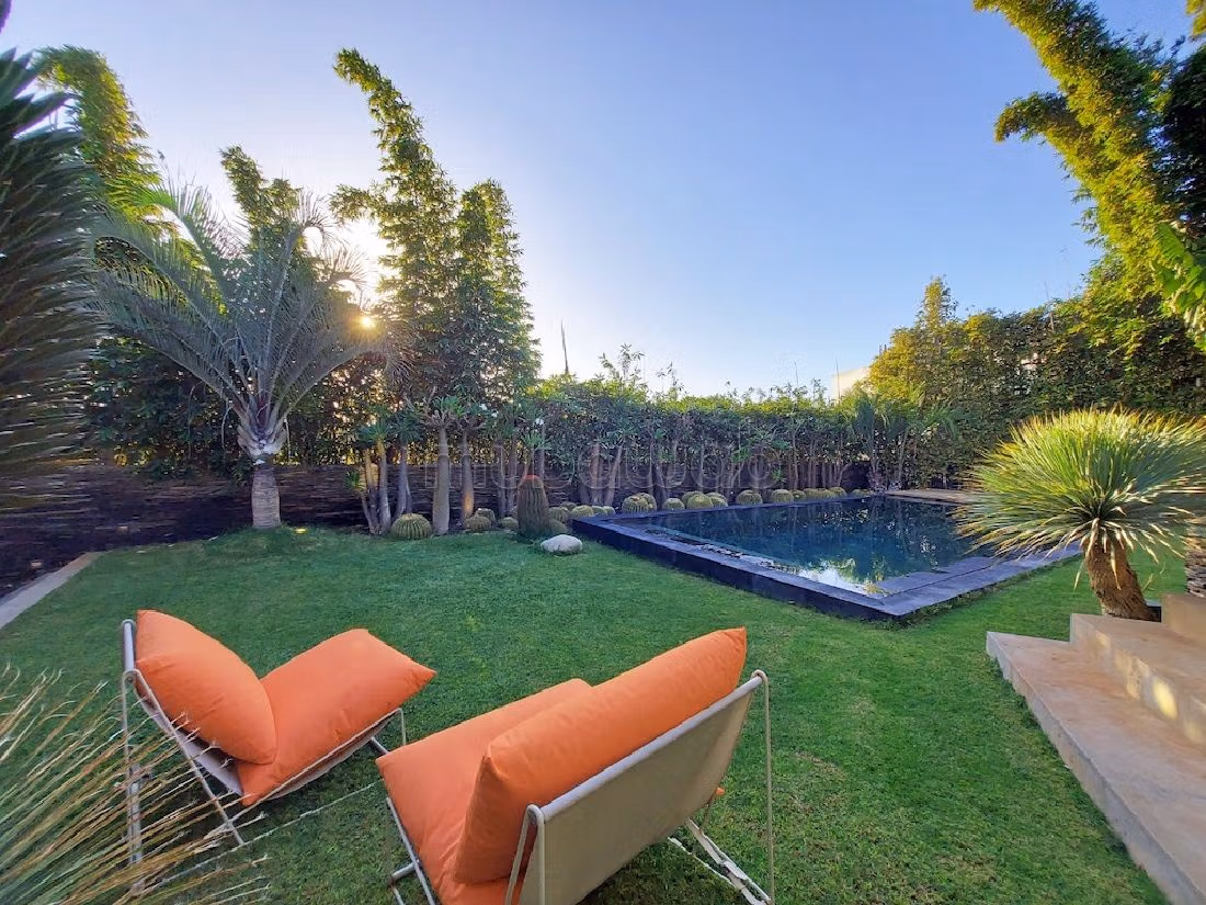 Esplendida villa en venta en La Siesta. Superficie de 700 m². Bien amueblado