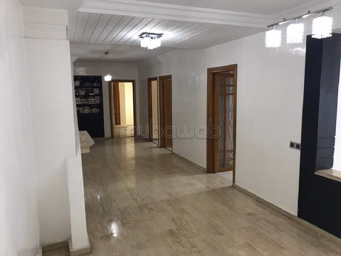 Bellissimo appartamento in affitto a Maârif Extension. 3 camere. Ascensore e posto auto