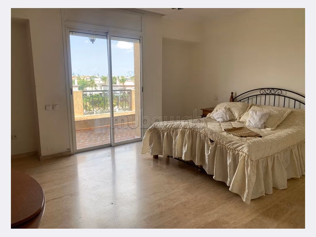 فيلا ممتازة للبيع بحي كاليفورنيا. 4 غرف ممتازة. باب متين،إقامة مؤمنة. 