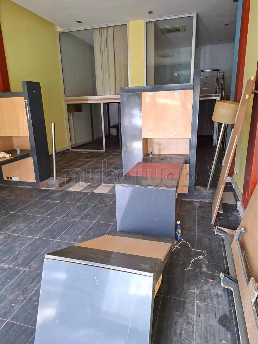 Habit immobilier met en vente un local commercial avec mezzanine
