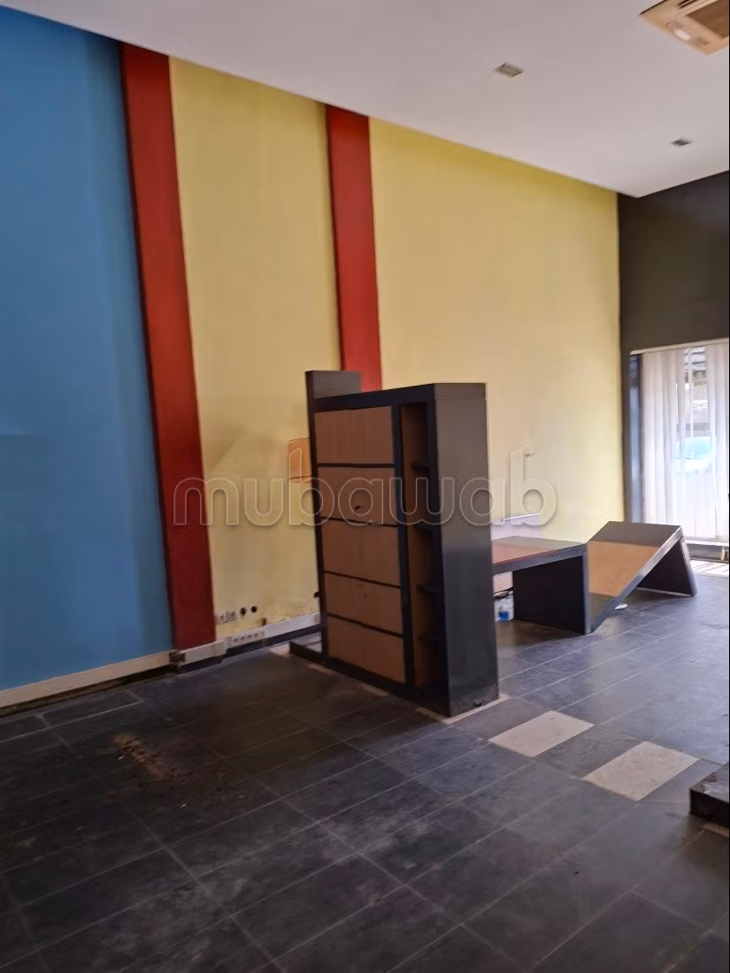 Habit immobilier met en vente un local commercial avec mezzanine