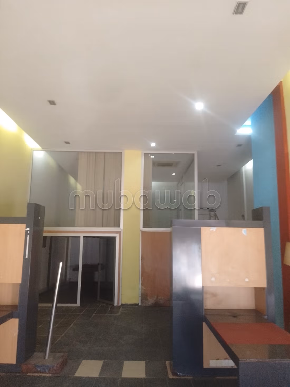Habit immobilier met en vente un local commercial avec mezzanine