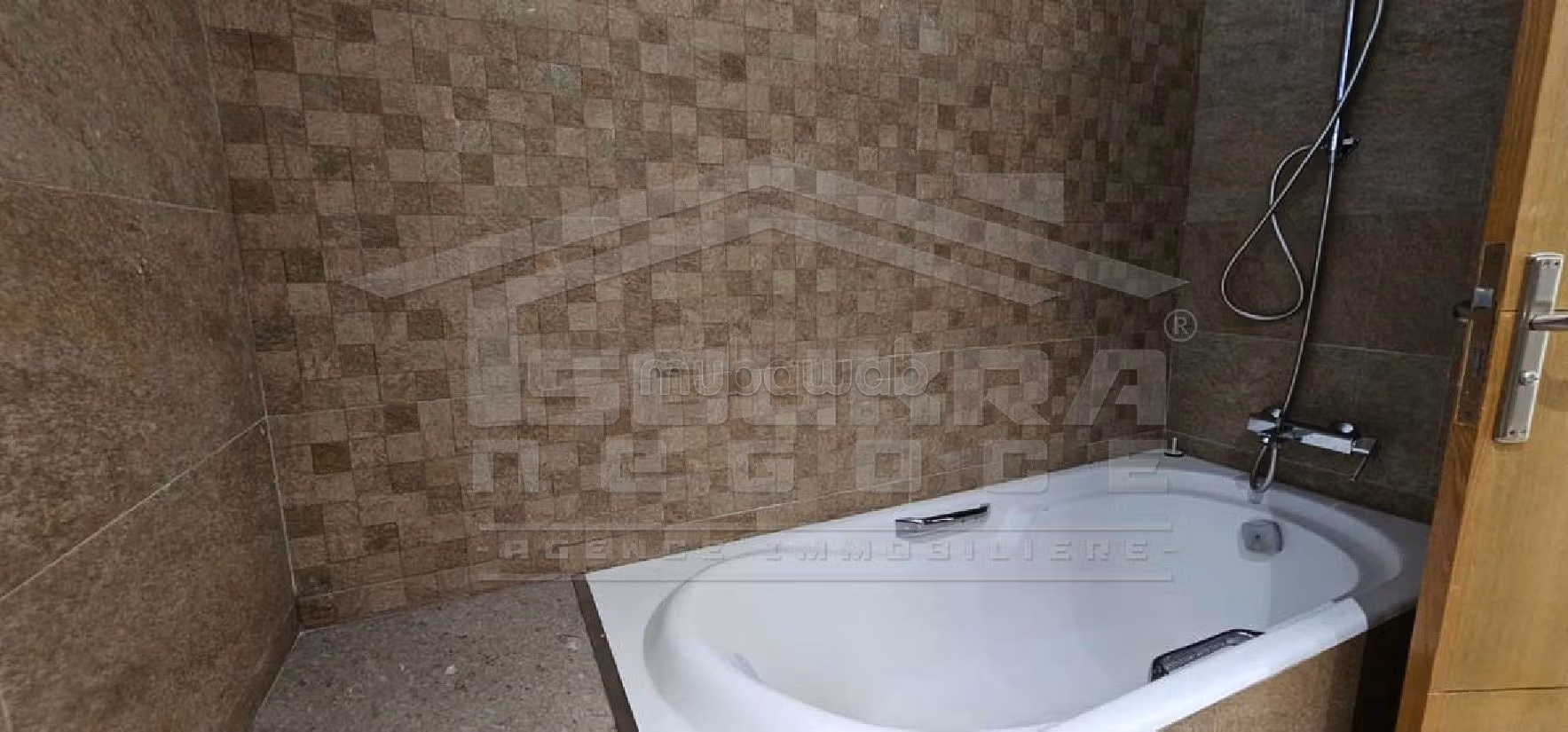 فيلا فاخرة للإيجار ب ضفاف البحيرة 2. 3 غرف جميلة. المرآب والشرفة. 