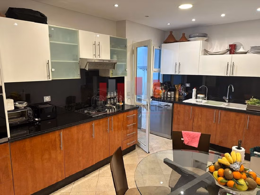 Beautiful apartment for sale in Racine. 3 beautiful rooms. Carpark and terrace