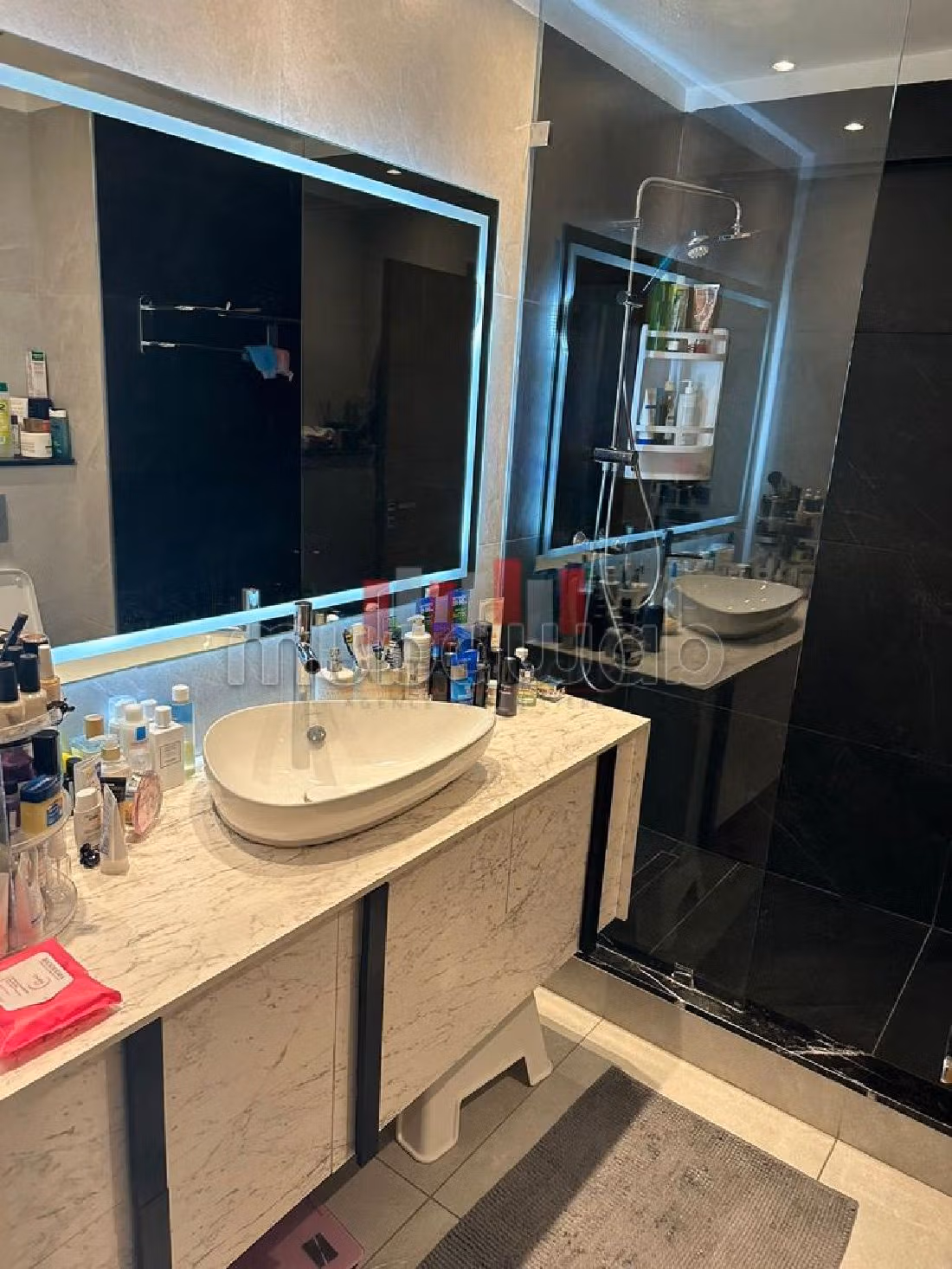 Beautiful apartment for sale in Racine. 3 beautiful rooms. Carpark and terrace