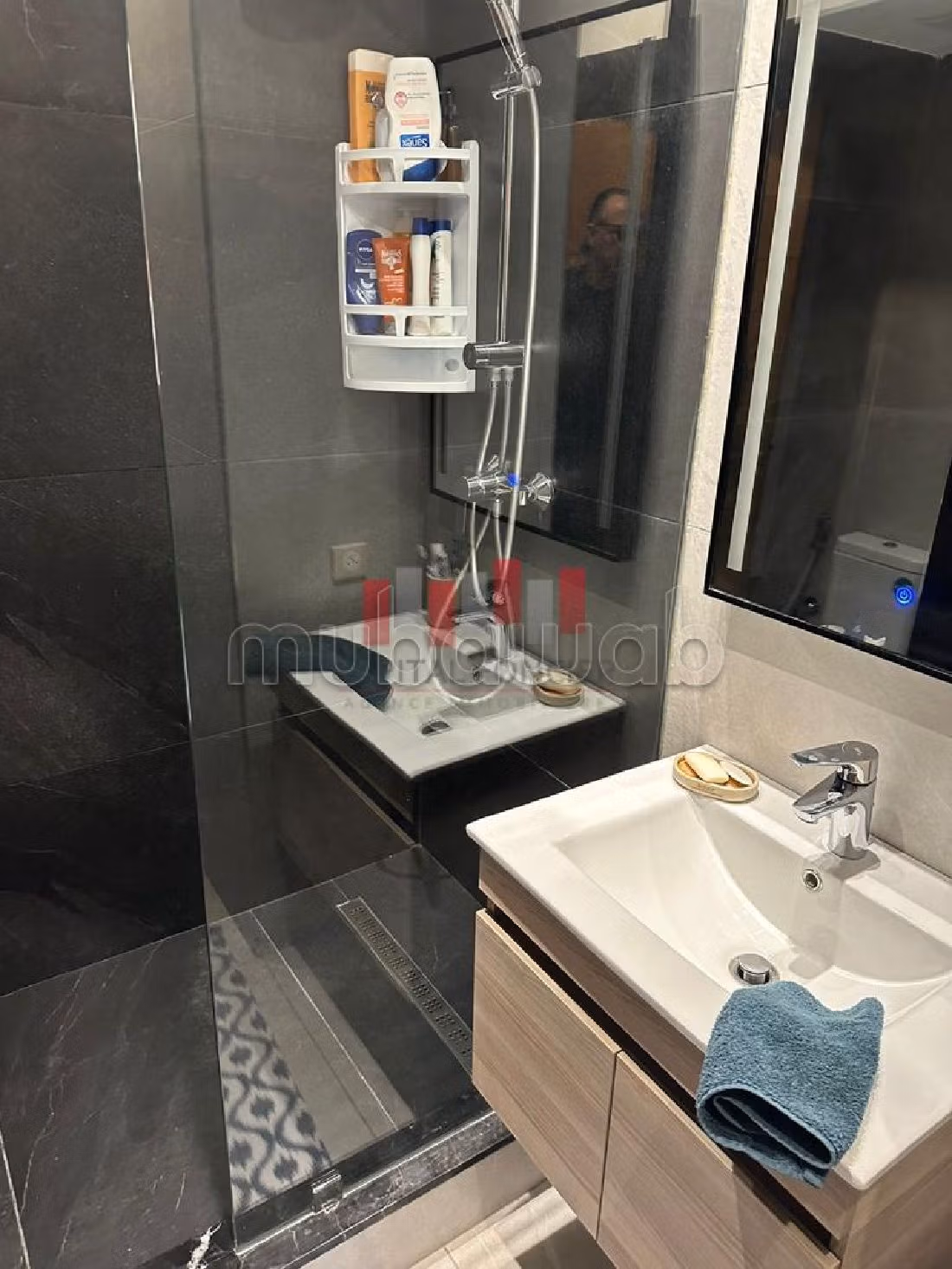Beautiful apartment for sale in Racine. 3 beautiful rooms. Carpark and terrace