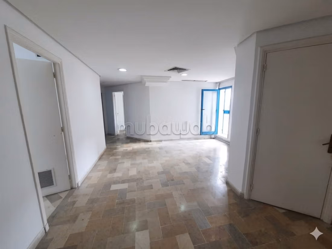 Comodo ufficio in affitto a Les Berges Du Lac 1. Superficie di 120 m². Garage e ascensore