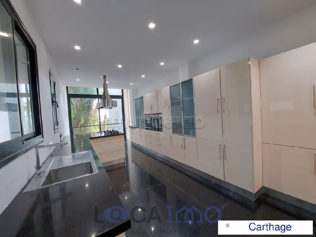 A louer une villa en S5 avec piscine à Carthage