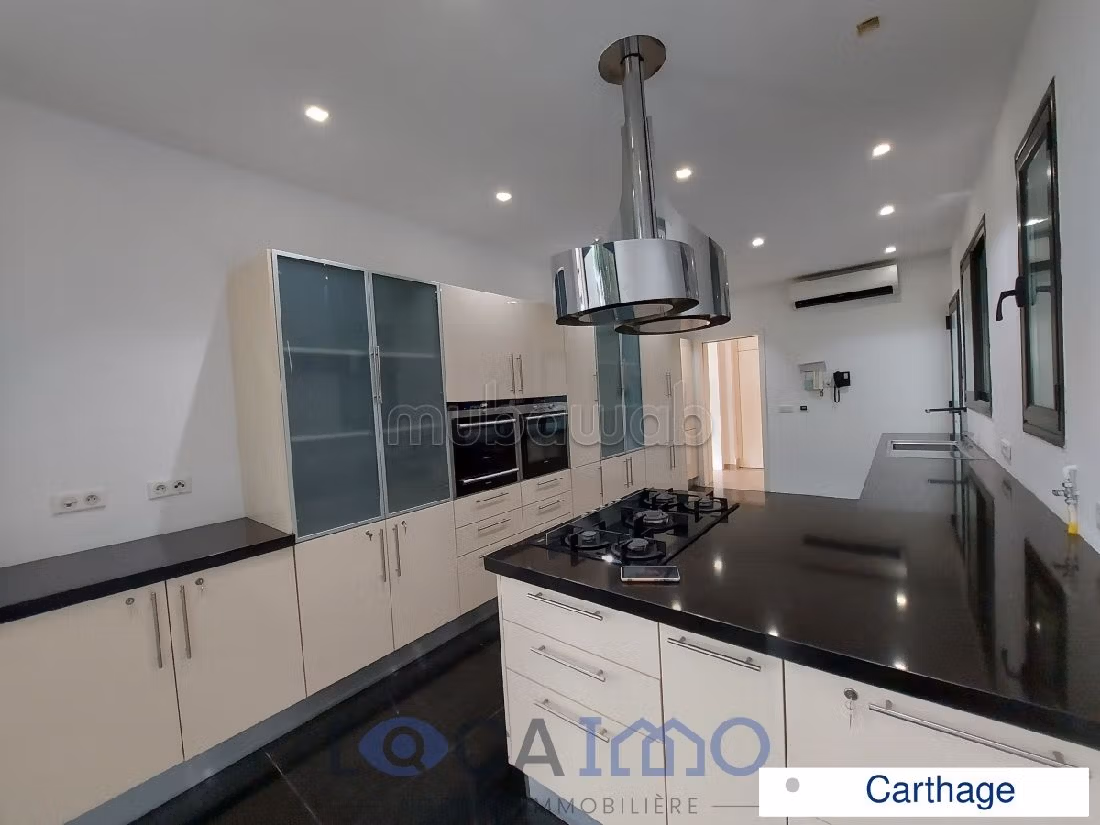 A louer une villa en S5 avec piscine à Carthage