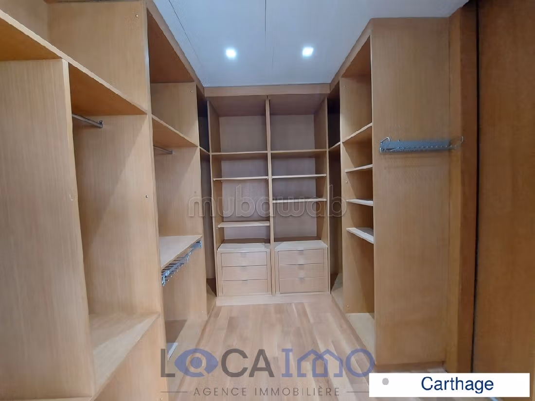 A louer une villa en S5 avec piscine à Carthage