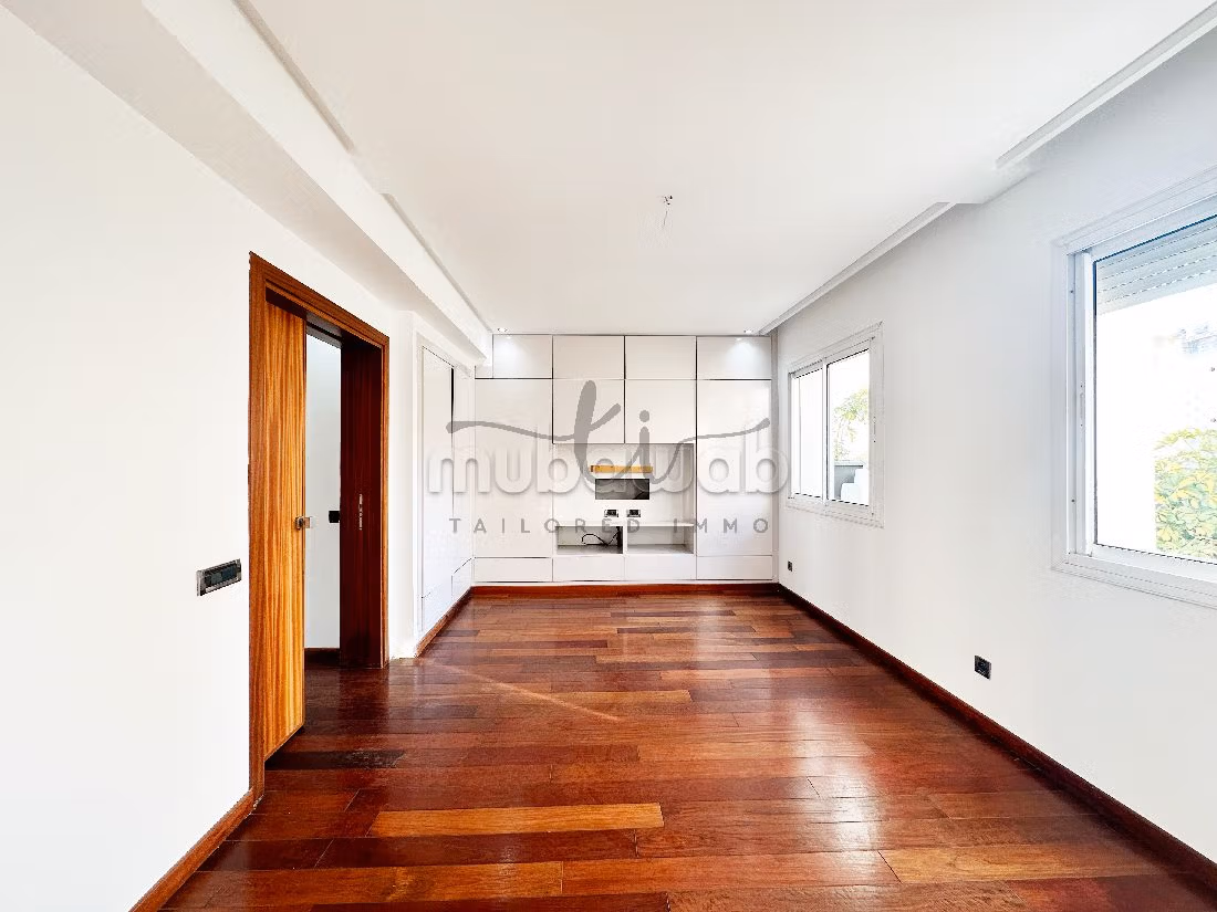 Very nice apartment for rent in Triangle d'Or. 3 rooms. Fireplace and caretaker