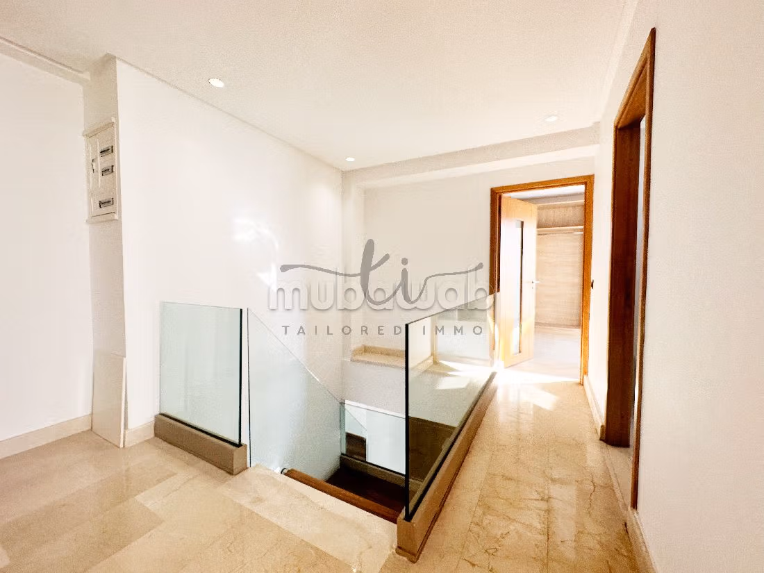 Very nice apartment for rent in Triangle d'Or. 3 rooms. Fireplace and caretaker