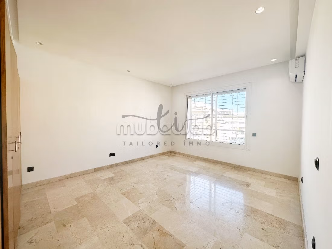 Very nice apartment for rent in Triangle d'Or. 3 rooms. Fireplace and caretaker