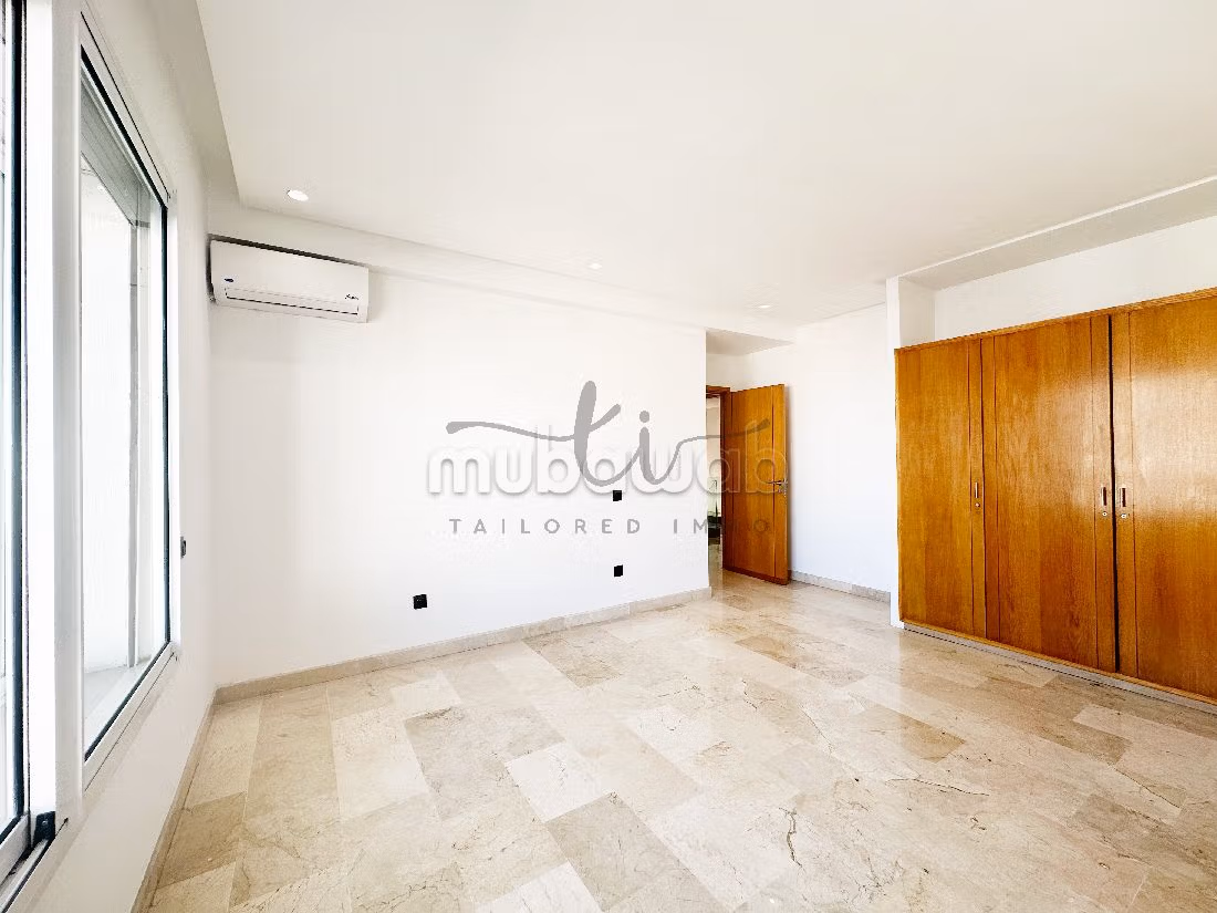 Very nice apartment for rent in Triangle d'Or. 3 rooms. Fireplace and caretaker