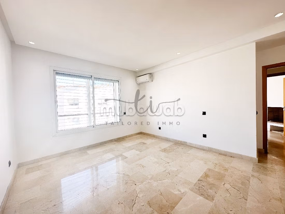 Very nice apartment for rent in Triangle d'Or. 3 rooms. Fireplace and caretaker