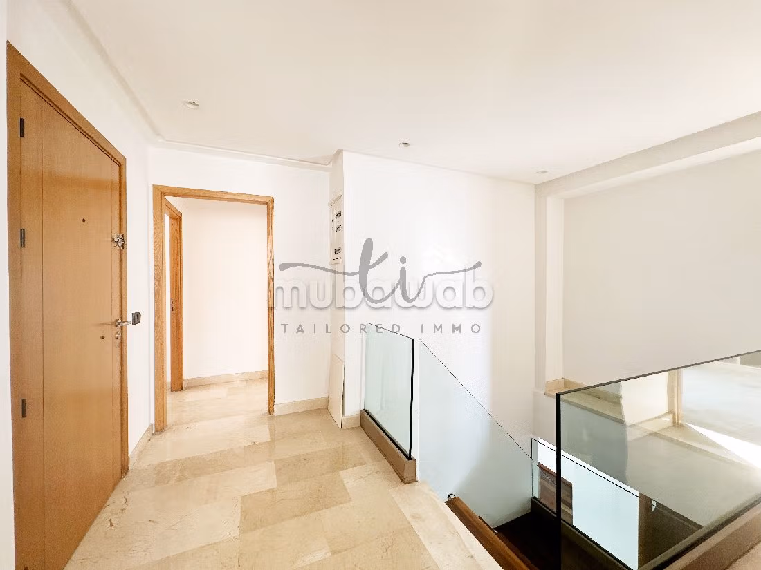 Very nice apartment for rent in Triangle d'Or. 3 rooms. Fireplace and caretaker