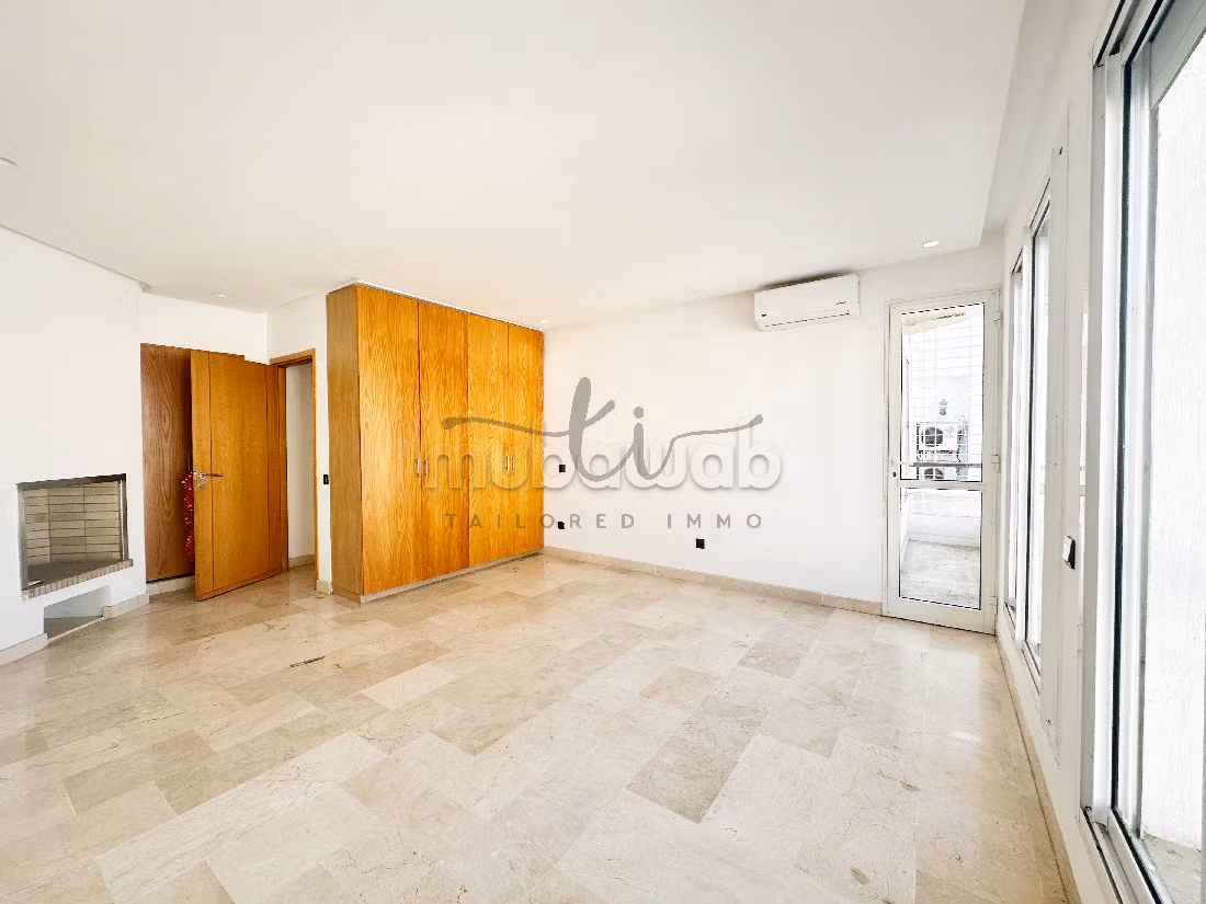 Very nice apartment for rent in Triangle d'Or. 3 rooms. Fireplace and caretaker