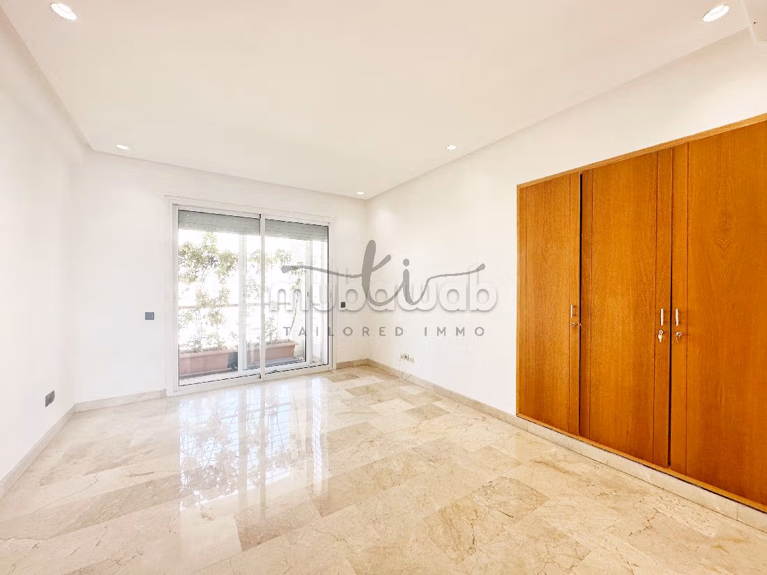 Very nice apartment for rent in Triangle d'Or. 3 rooms. Fireplace and caretaker