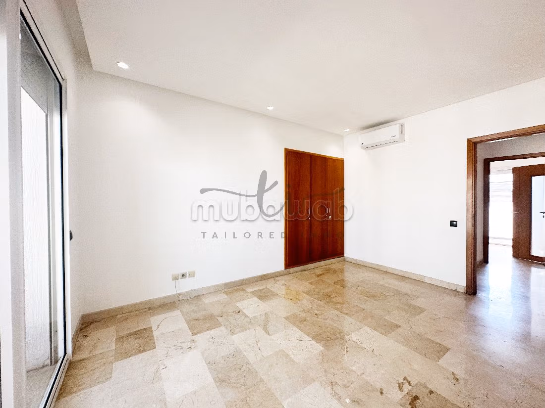 Very nice apartment for rent in Triangle d'Or. 3 rooms. Fireplace and caretaker