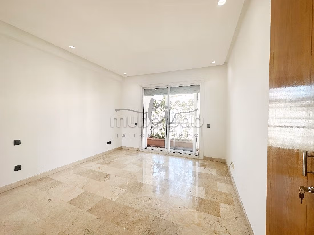 Very nice apartment for rent in Triangle d'Or. 3 rooms. Fireplace and caretaker