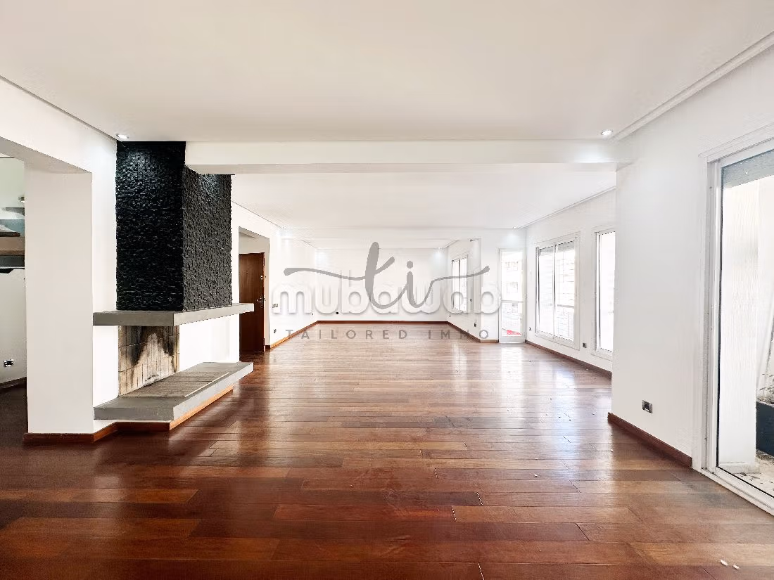 Very nice apartment for rent in Triangle d'Or. 3 rooms. Fireplace and caretaker