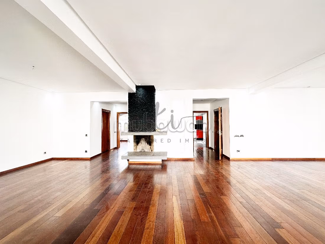 Very nice apartment for rent in Triangle d'Or. 3 rooms. Fireplace and caretaker