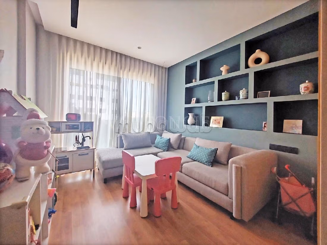 Apartment for rent. 3 lovely rooms. Parking spaces and terrace. 