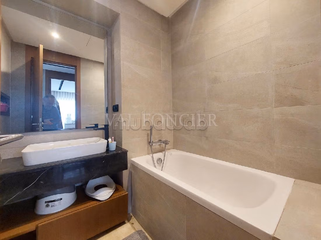 Apartment for rent. 3 lovely rooms. Parking spaces and terrace. 