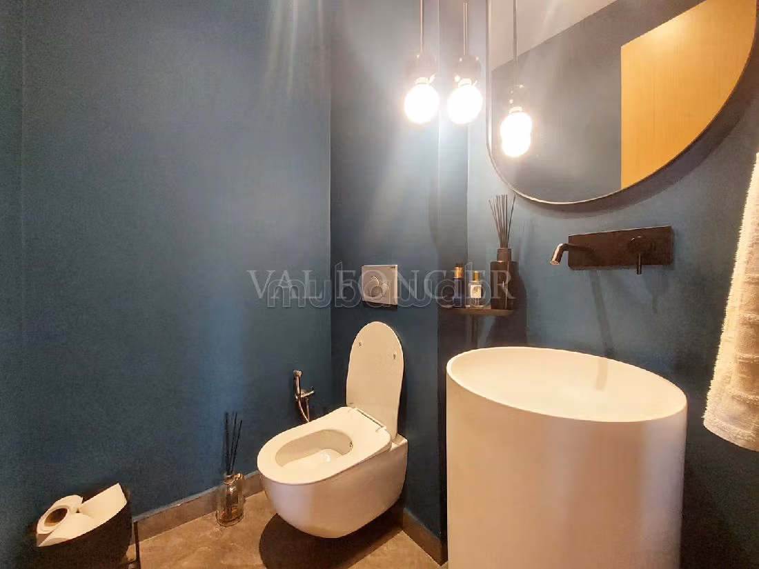 Apartment for rent. 3 lovely rooms. Parking spaces and terrace. 