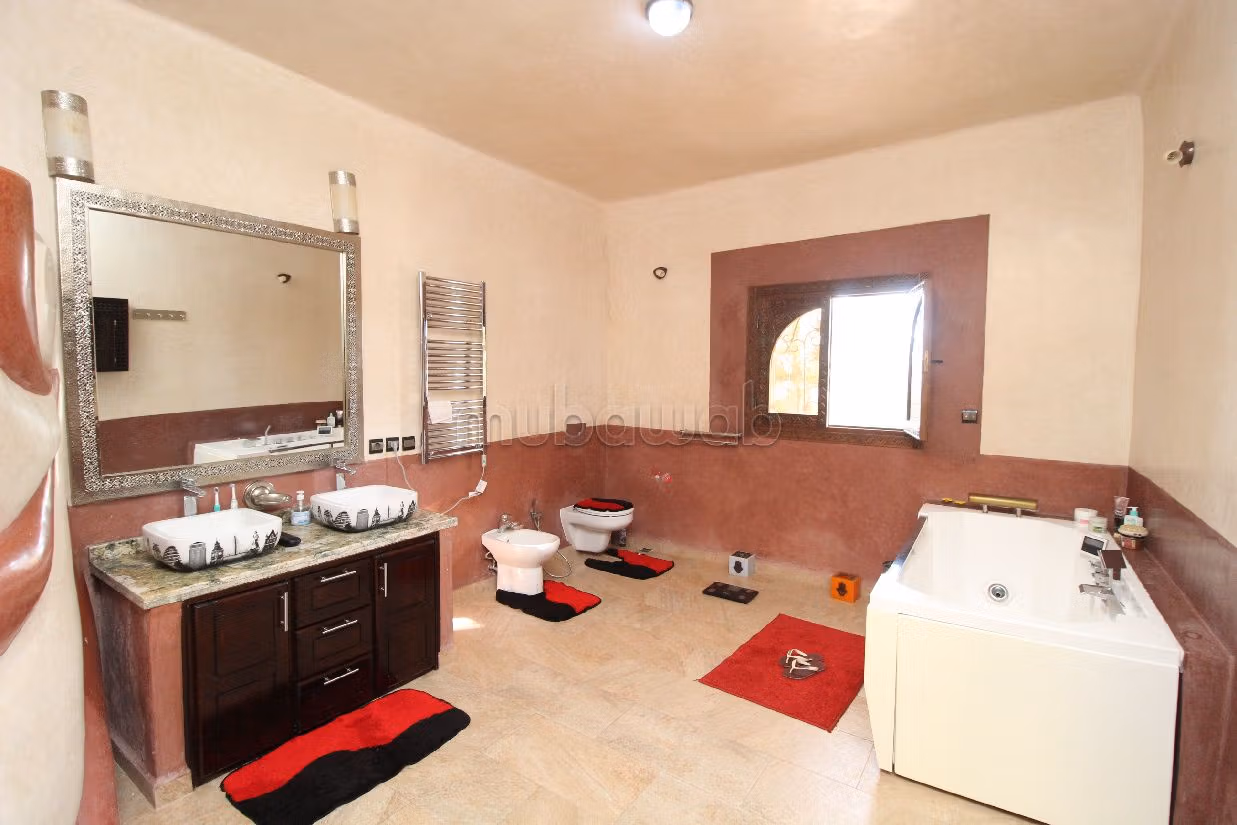 Maestosa residenza di lusso in vendita a Founti. 8 locali spaziosi. Camino e climatizzatore. 