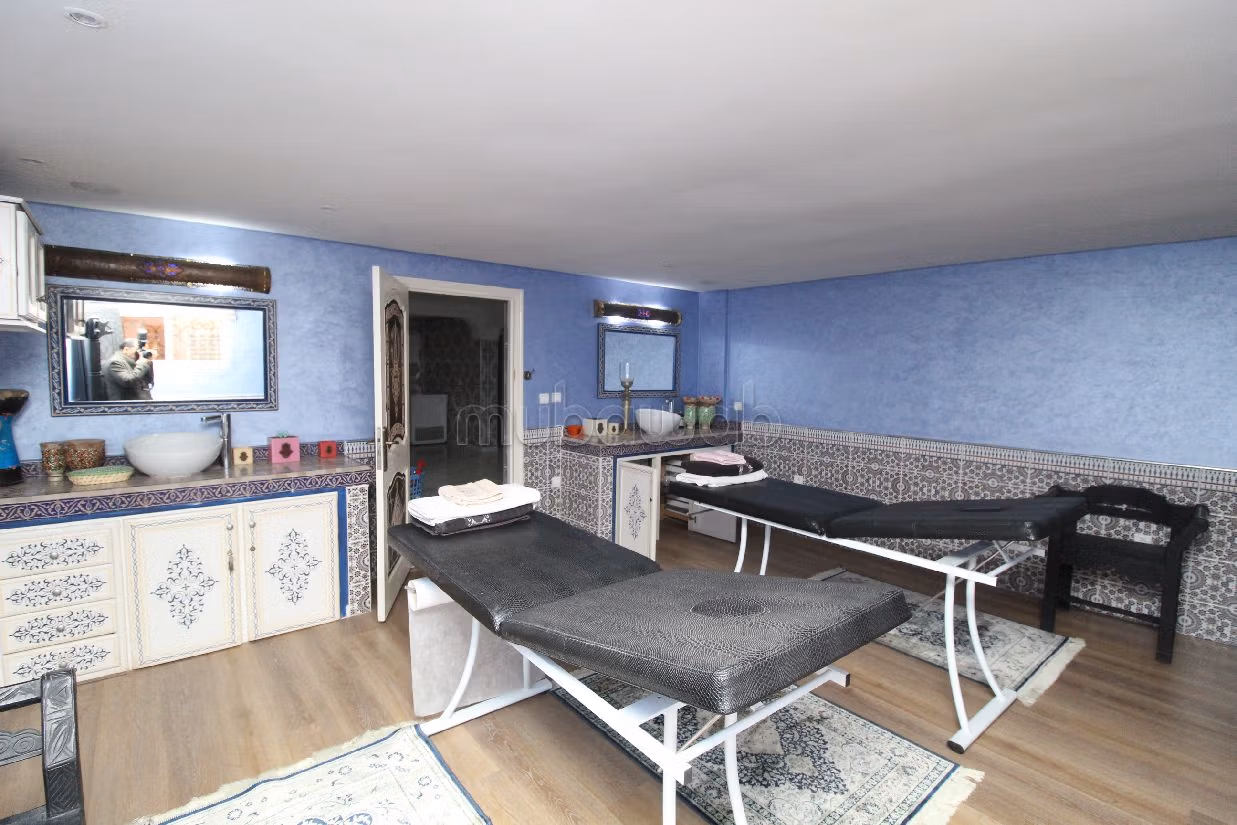 Maestosa residenza di lusso in vendita a Founti. 8 locali spaziosi. Camino e climatizzatore. 