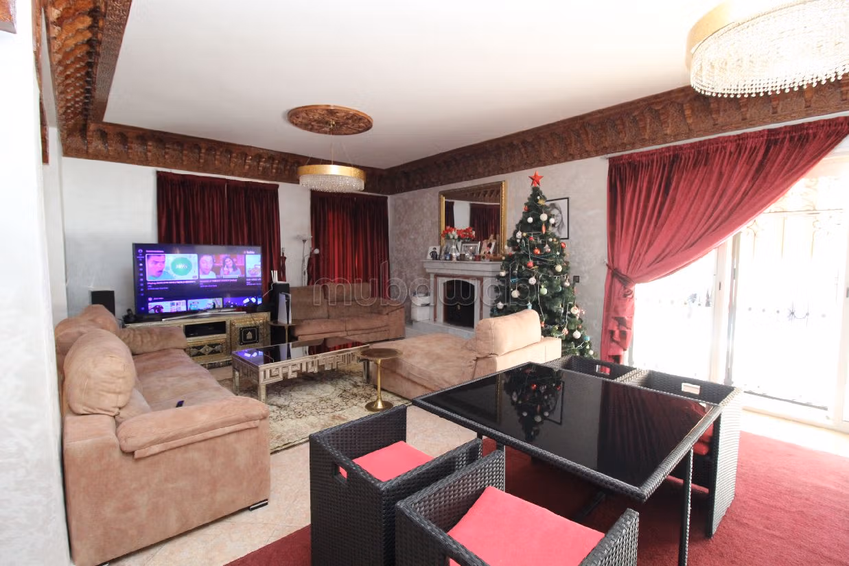 Maestosa residenza di lusso in vendita a Founti. 8 locali spaziosi. Camino e climatizzatore. 